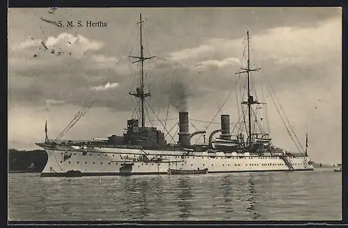 AK Kriegsschiff SMS Hertha des Ostasiengeschwaders liegt vor Anker