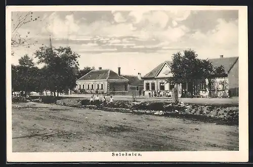 AK Solosnica, Strassenpartie mit Blick zur Kirche und kleine Gebäude