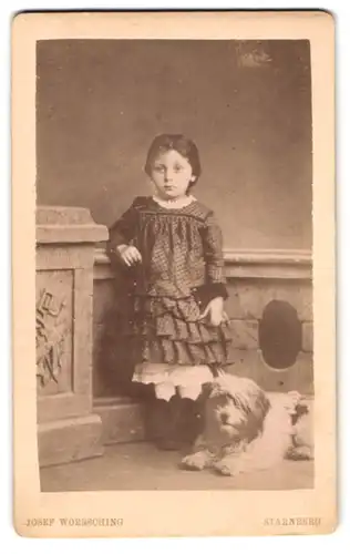 Fotografie Josef Woersching, Starnberg, junges Mädchen nebst ihrem Hund posiert im Atelier