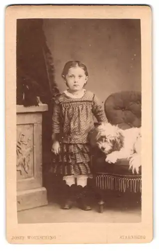 Fotografie Josef Woersching, Starnberg, kleines Mädchen streichelt ihren Hund auf dem Sessel