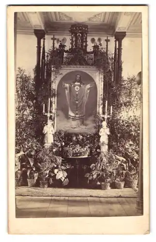 Fotografie unbekannter Fotograf und Ort, imposanter Heimaltar mit Pflanzendekoration und Christus Bildnis, 1881