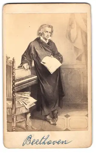 Fotografie unbekannter Fotograf und Ort, Portrait Lidwig van Beethoven stehend am Klavier mit Partitur in den Händen