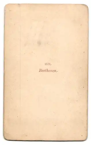 Fotografie unbekannter Fotograf und Ort, Portrait Lidwig van Beethoven stehend am Klavier mit Partitur in den Händen