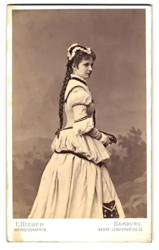 Fotografie E. Bieber, Hamburg, Portrait Schauspielerin Clara Heese als Gretchen in Goethes Faust