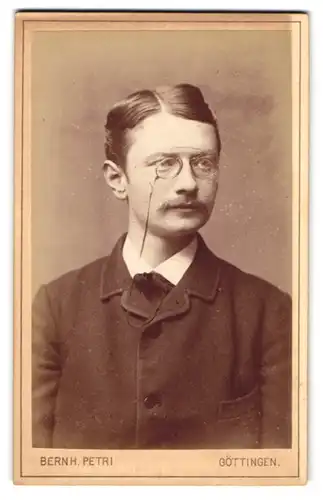 Fotografie Bernh. Petri, Göttingen, Student der Theologie Th. Behrens mit Zwicker, 1884