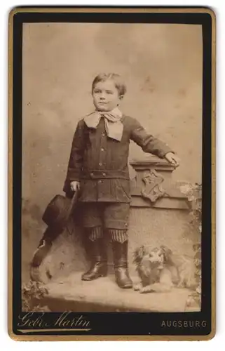 Fotografie Gebr. Martin, Augsburg, junger Knabe im Anzug mit seinem Spitz Hund
