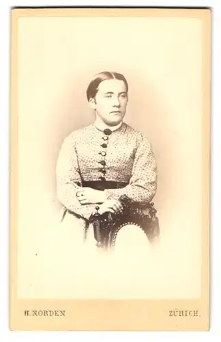 Fotografie H. Norden, Zürich, junge Frau im gemusterten Kleid mit Gründerzeit Stuhl