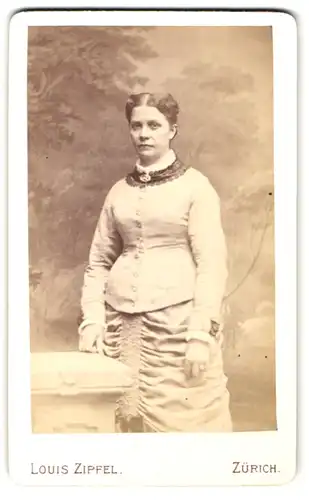 Fotografie Louis Zipfel, Zürich, junge Frau im Gründerzeit Kleid