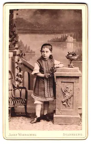 Fotografie Josef Woersching, Starnberg, niedliches kleines Mädchen im Kleid vor einer Studiokulisse