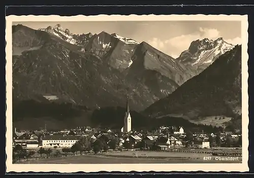 AK Oberstdorf /Allg., Ortsansicht mit Alpenmassiven