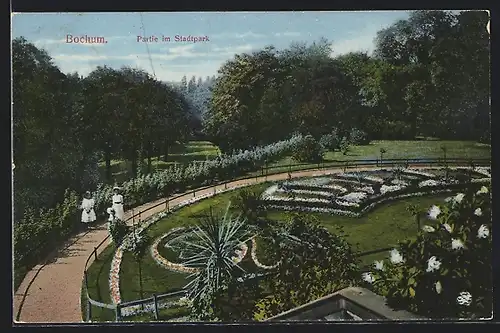 AK Bochum, Stadtpark mit Blumenbeeten und Flaneuren
