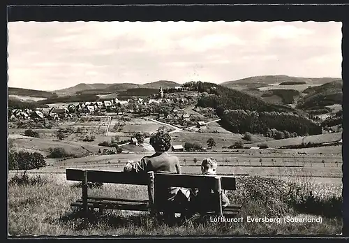 AK Eversberg (Sauerland), Ortsansicht von Aussichtsbank, mit Mutter und Kind