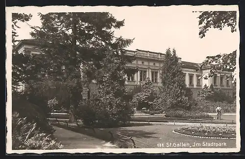 AK St. Gallen, Partie im Stadtpark mit Gärtner