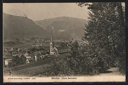 AK Moutier (Jura bernois), Ortsansicht mit Kirche gegen Bergkette