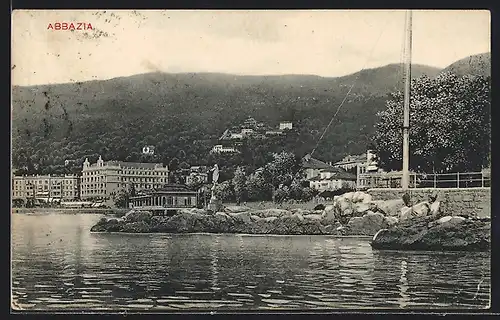 AK Abbazia, Blick vom Meer auf den Ort