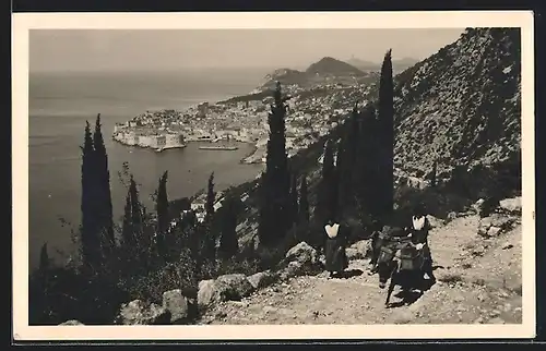 AK Dubrovnik, Packesel vor dem Panorama der Stadt