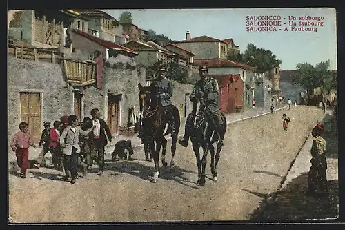 AK Saloniki, Strassenpartie mit Soldaten auf Pferden und Kindergruppe