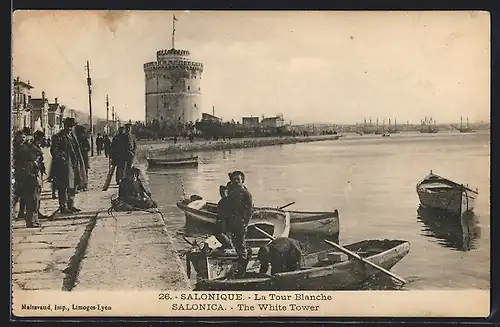 AK Salonique, Männer am Quai, Blick zum Wehrturm
