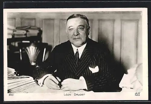 AK Léon Daudet im gestreiften Anzug