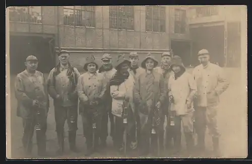 Foto-AK Bergarbeiter und Arbeiterinnen mit Öllampen