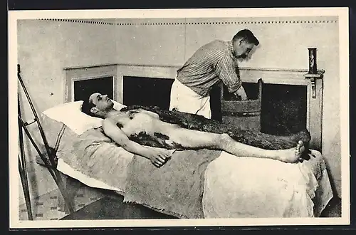 AK Piestany, Mann bekommt eine Schlammpackung, Badekultur