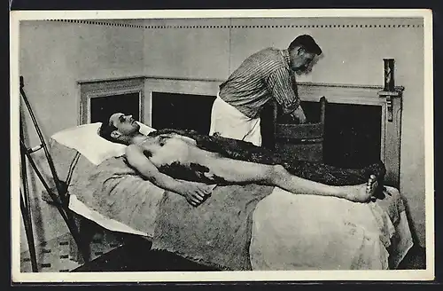 AK Piestany, Patient bekommt eine Schlammpackung, Badekultur