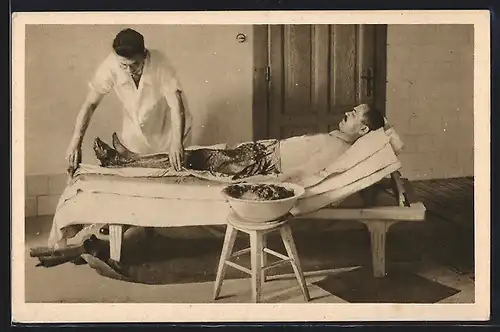 AK Bad Pistyan, Patient bekommt an den Füssen eine Schlammpackung, Badekultur