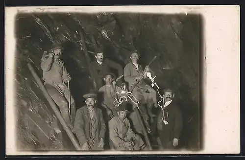 AK Arbeiter in einem Steinbruch