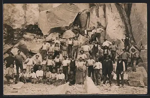 Foto-AK Die Arbeiter aus dem Granitwerk posieren vor dem Steinbruch