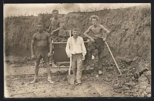 Foto-AK Steinbrucharbeiter posieren lässig mit Förderwagen und Zigarette