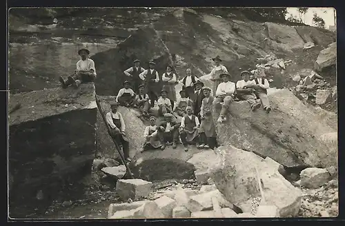 Foto-AK Arbeiter aus dem Steinbruch beim Gruppenfoto