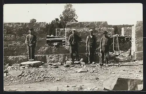 AK Arbeiter mit schweren Hämmern am Steinbruch