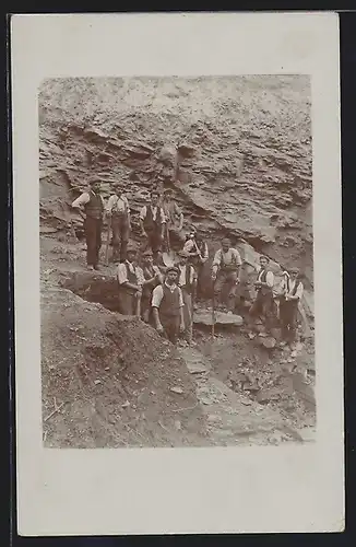 Foto-AK Arbeiter aus dem Steinbruch mit ihren Gerätschaften