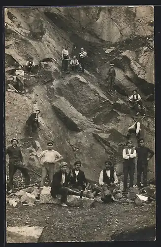 Foto-AK Gruppenbild der Herren im Steinbruch