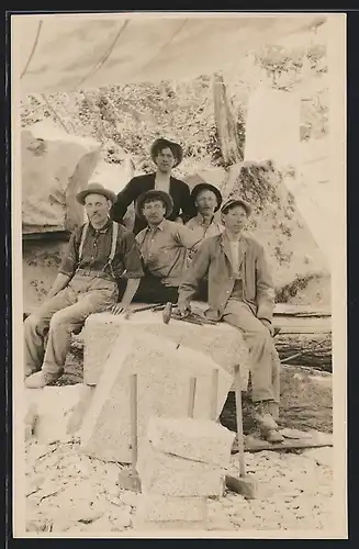 Foto-AK Pause nach der harten Arbeit im Steinbruch