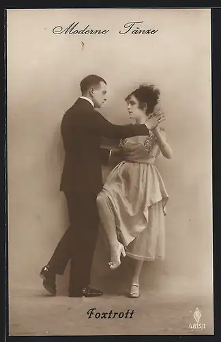 AK Moderne Tänze, Junges Paar tanzt den Foxtrott