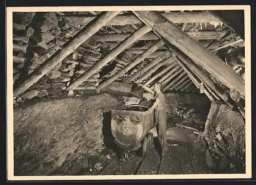 AK Auslauf einer Schüttelrutsche Holzausbau, Bergarbeiter mit Lore im Stollen