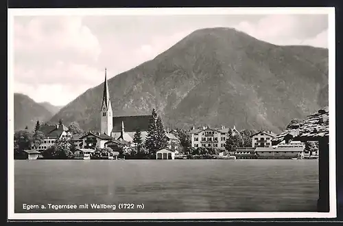 AK Egern a. Tegernsee, Ortschaft mit Kirche, Wallberg im Hintergrund