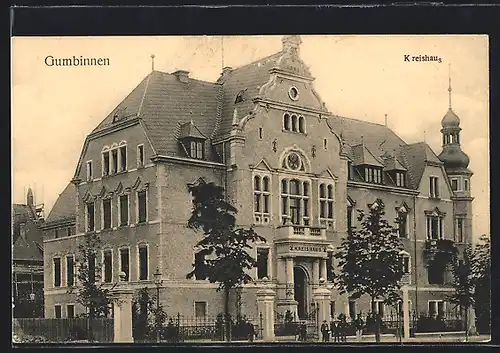 AK Gumbinnen, Menschengruppe vor dem Kreishaus