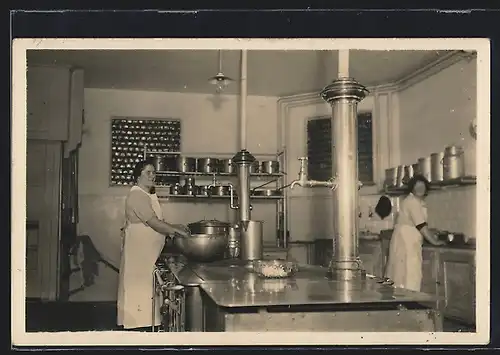 AK Dienstmädchen bei der Küchenarbeit