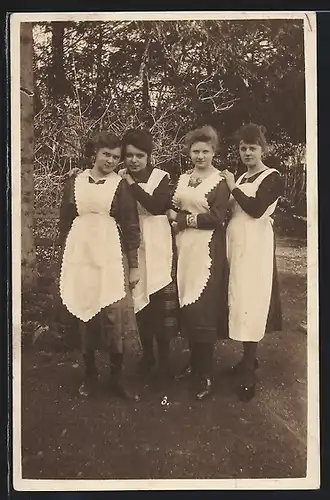 Foto-AK Vier Dienstmädchen in einem Park