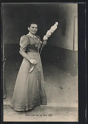 AK Heimarbeit, Junge Frau im Kleid mit Spindel 1906