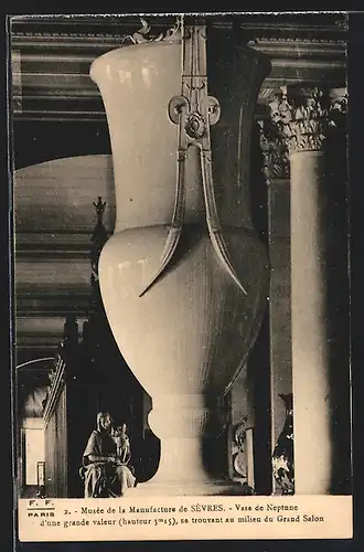 AK Sèvres, Musée de la Manufacture, Vase de Neptune d`une grande valeur se trouvant au milieu du Grand Salon, Porzellan