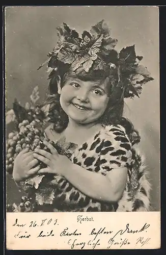 AK Herbst, Mädchen im Fellkleid mit Weintrauben