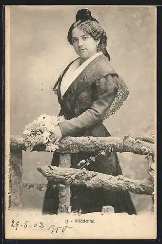 AK Arles, Junge Frau im Kleid mit Blumen