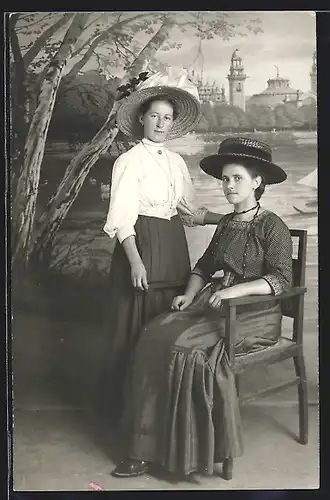 Foto-AK Zwei Damen an einem Stuhl in einer Studiokulisse