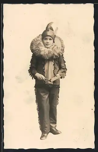 Foto-AK Verkleideter Junge mit Schnarre zu Fasching