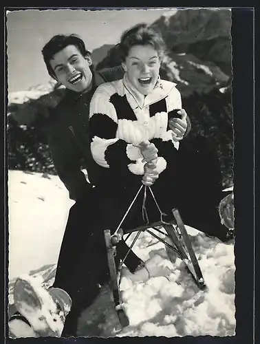 AK Schauspieler Horst Buchholz und Romy Schneider beim Rodeln