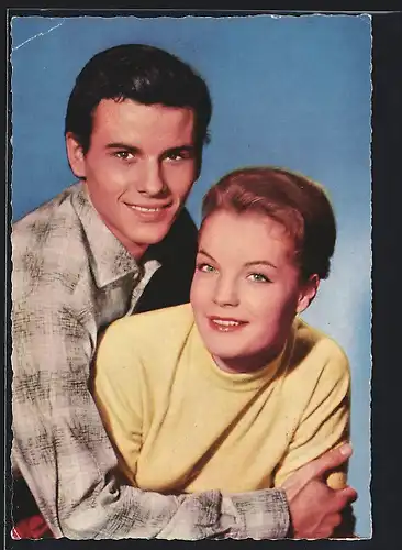 AK Schauspielerin Romy Schneider und Schauspieler Horst Buchholz blicken lächelnd in die Kamera