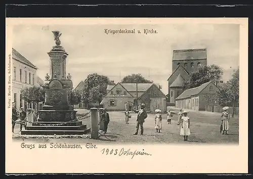 AK Schönhausen / Elbe, Kriegerdenkmal und Kirche, Passanten